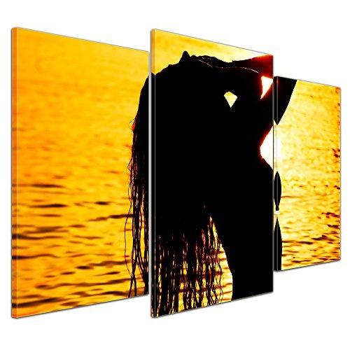 Wandbild - Frau im Ozean - Bild auf Leinwand - 100x60 cm dreiteilig - Leinwandbilder - Urlaub, Sonne & Meer - Silhouette - Sonnenuntergang