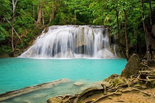 Fototapete selbstklebend Dschungel Wasserfall in...