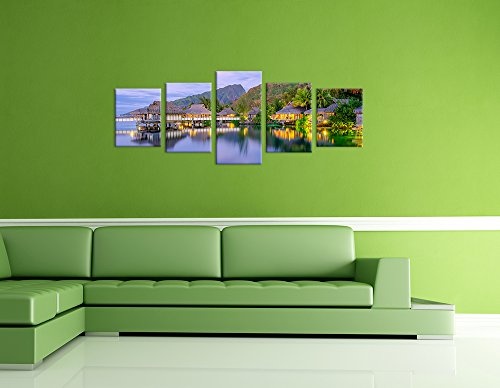 Wandbild - Wasserbungalows in Französisch-Polynesien - Bild auf Leinwand - 200x80 cm 5 teilig - Leinwandbilder - Urlaub, Sonne & Meer - Inseln und Inselgruppen - Dämmerung im Paradies