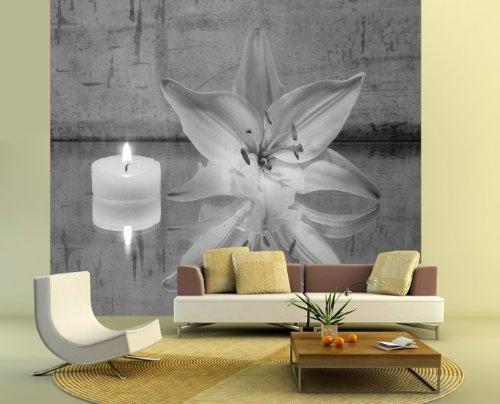 Fototapete selbstklebend Lilie und Kerze - schwarz weiß 300x270 cm - Bildertapete Fotoposter Poster - Blüte blühen Zierpflanze Licht Wärme