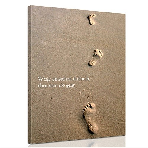 Wandbild - Kafka - Wege enstehen dadurch, DASS Man sie geht - Bild auf Leinwand - 30x40 cm - Leinwandbilder - Geist & Seele - Zitat - Fußspuren im Sand - Strand