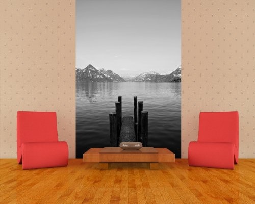 Fototapete selbstklebend Steg am Bergsee - schwarz weiß 150x230 cm - Bildertapete Fotoposter Poster - Sommer Reflexion Brücke Ausblick