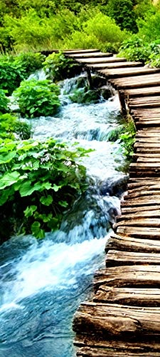 Bilderdepot24 Türtapete selbstklebend Brücke über einen Fluss 90 x 200 cm - einteilig Türaufkleber Türfolie Türposter - Wasser Holzbrücke Landschaft Natur Wald Pflanzen Gras