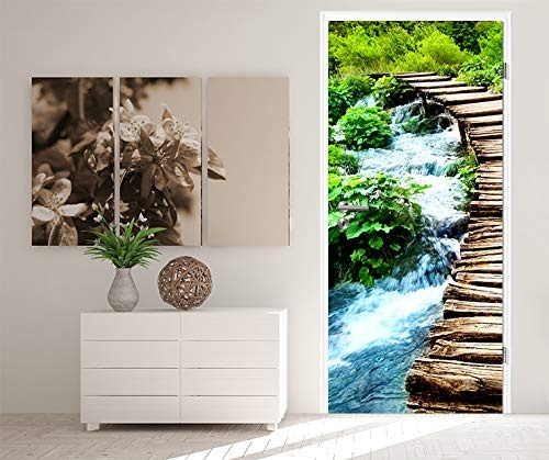 Bilderdepot24 Türtapete selbstklebend Brücke über einen Fluss 90 x 200 cm - einteilig Türaufkleber Türfolie Türposter - Wasser Holzbrücke Landschaft Natur Wald Pflanzen Gras