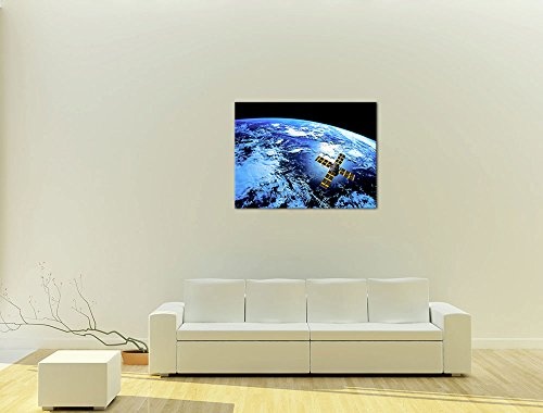 Wandbild - Weltall - Bild auf Leinwand 80 x 60 cm - Leinwandbilder - Bilder als Leinwanddruck - Kunst & Life Style - Kosmos - Weltraum - Satellit über der Erde