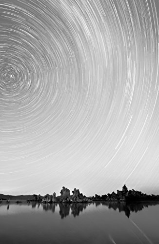 Bilderdepot24 Vlies Fototapete - Star Trails Over Mono Lake - schwarz Weiss - 150x230 cm - mit Kleister - Poster - Foto auf Tapete - Wandbild - Wandtapete - Vliestapete