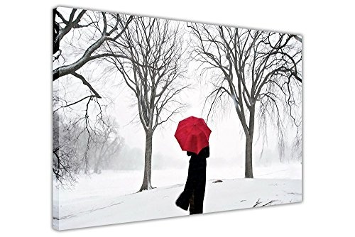 Frau mit Rot Regenschirm in der Schnee- und Bäume...