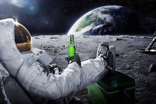 CANVAS IT UP Leinwandbild, Kunstdruck Entspannende NASA Astronaut mit Bier auf The Moon Looking at Earth Bilder Raum Dekoration Print Bild Home Art Foto Druck Poster