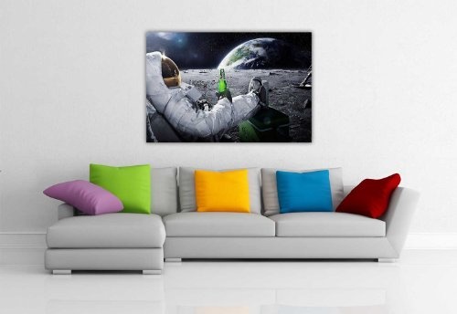 CANVAS IT UP Leinwandbild, Kunstdruck Entspannende NASA Astronaut mit Bier auf The Moon Looking at Earth Bilder Raum Dekoration Print Bild Home Art Foto Druck Poster