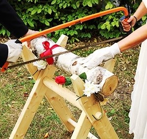 Hochzeits-Baumstamm sägen als Komplett Set - PORTOFREI - inkl. Säge-Bock, Bügelsäge, Stamm aus Holz, Handschuhe - ein beliebtes Hochzeitsspiel für das Brautpaar