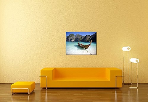 Wandbild - Maya Bay, KOH Phi Phi Ley - Thailand - Bild auf Leinwand - 80x60 cm 1 teilig - Leinwandbilder - Bilder als Leinwanddruck - Urlaub, Sonne & Meer - Asien - Boot am Strand
