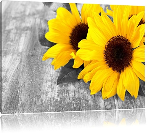 schöne Sonnenblumen auf Holztisch schwarz/weiß...