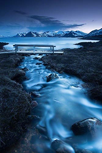 Leinwandbild in Galerie Qualität. Lofoten/Norwegen. Bach mit kleiner Holzbrücke vor Meer und Gebirge. Leinwand Foto aufgezogen auf Naturholz Keilrahmen als Kunst Wandbild | Bild