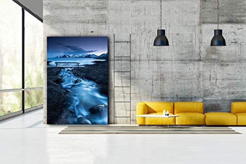 Leinwandbild in Galerie Qualität. Lofoten/Norwegen. Bach mit kleiner Holzbrücke vor Meer und Gebirge. Leinwand Foto aufgezogen auf Naturholz Keilrahmen als Kunst Wandbild | Bild