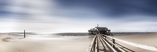 Voss Fine Art Photography Leinwandbild in Galerie Qualität. Strand von Sankt Peter Ording mit Pfahlbauten. Leinwand Panoramabild aufgezogen auf Naturholz Keilrahmen als Kunst Wandbild | Bild