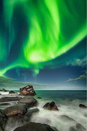 Leinwandbild in Galerie Qualität. Lofoten/Norwegen. Strand mit grossen Steinen unter Aurora borealis. Leinwand Foto aufgezogen auf Naturholz Keilrahmen als Kunst Wandbild | Bild