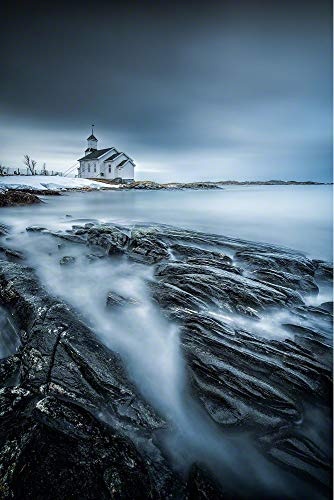 Voss Fine Art Photography Leinwandbild in Galerie Qualität. Lofoten/Norwegen. Felsen am Strand mit Skandinavischer Kirche. Leinwand Foto aufgezogen auf Naturholz Keilrahmen als Kunst Wandbild | Bild