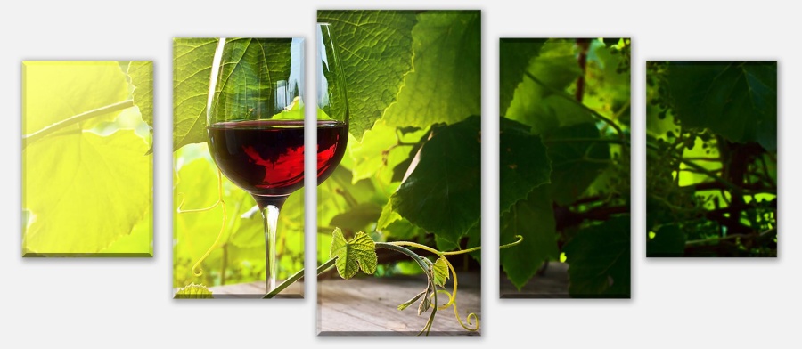 Leinwandbild Glas mit Rotwein im Weinberg
