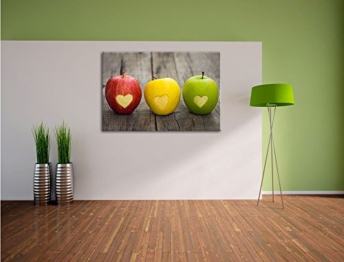 Ampel Herzäpfel in rot gelb grün! 3 Äpfel mit eingeschnittenen Herz auf einem Holztisch in der Farben rot gelb grün!