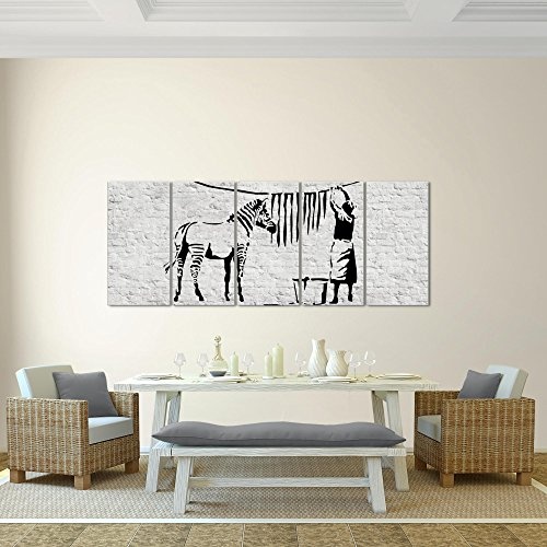 Bilder Washing Zebra Banksy Wandbild 200 x 80 cm - 5 Teilig Vlies - Leinwand Bild XXL Format Wandbilder Wohnzimmer Wohnung Deko Kunstdrucke Schwarz Weiß MADE IN GERMANY Fertig zum Aufhängen 303255a