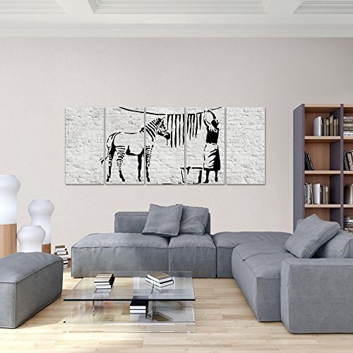 Bilder Washing Zebra Banksy Wandbild 200 x 80 cm - 5 Teilig Vlies - Leinwand Bild XXL Format Wandbilder Wohnzimmer Wohnung Deko Kunstdrucke Schwarz Weiß MADE IN GERMANY Fertig zum Aufhängen 303255a