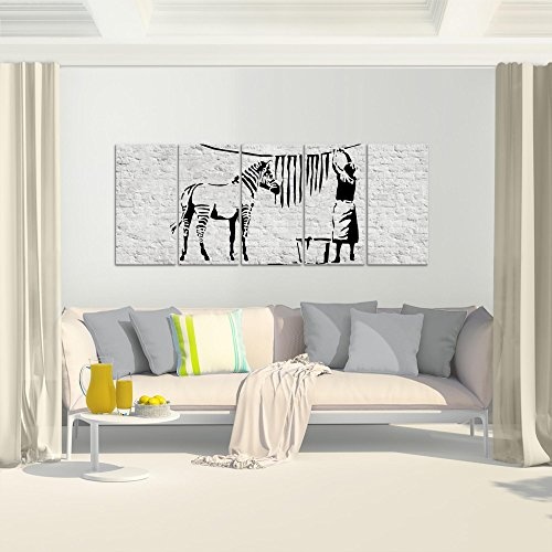 Bilder Washing Zebra Banksy Wandbild 200 x 80 cm - 5 Teilig Vlies - Leinwand Bild XXL Format Wandbilder Wohnzimmer Wohnung Deko Kunstdrucke Schwarz Weiß MADE IN GERMANY Fertig zum Aufhängen 303255a