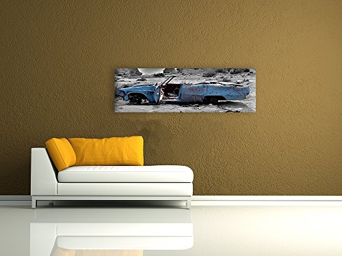 Keilrahmenbild - Cadillac - blau - Bild auf Leinwand - 160x50 cm - Leinwandbilder - Motorisiert - Amerika - Landschaften - Autowrack in der Wüste