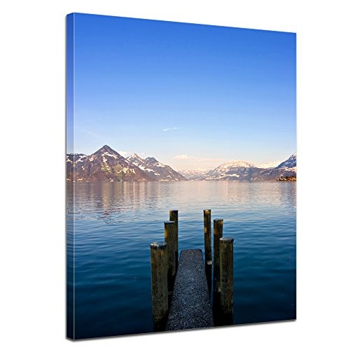Wandbild - Steg am Bergsee - Bild auf Leinwand - 60 x 80 cm - Leinwandbilder - Bilder als Leinwanddruck - Landschaften - Landschaft - Holzsteg an Einem blauen See