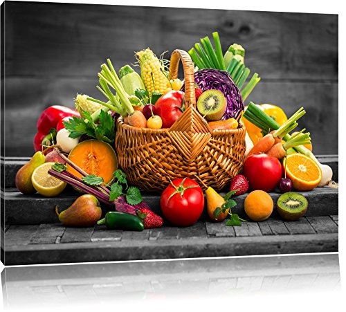 Frisches Obst und Gemüse im Korb B&W Detail,...