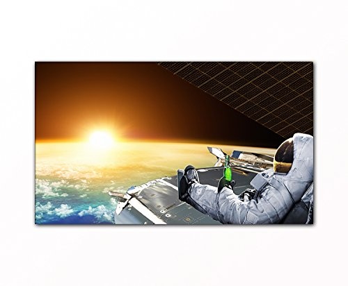 Berger Designs Astronaut relaxt auf ISS Motiv auf Leinwand und Holzkeilrahmen - Beste Qualität, Handgefertigt in Deutschland (70 x 120 cm)