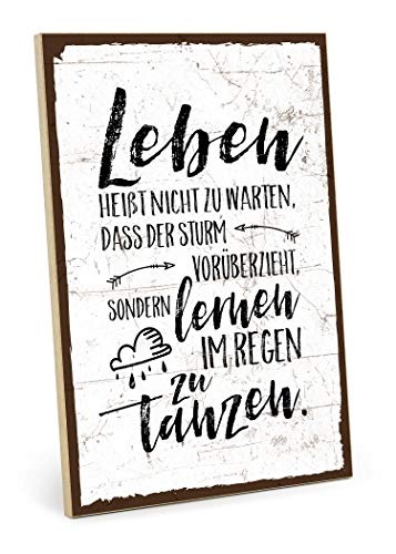 TypeStoff Holzschild mit Spruch – IM Regen TANZEN – im Vintage-Look mit Zitat als Geschenk und Dekoration zum Thema Leben, Schicksal, Geduld und Sturm (19,5 x 28,2 cm)