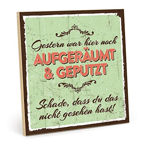 TypeStoff Holzschild mit Spruch - AUFGERÄUMT UND GEPUTZT - Shabby chic Retro Vintage Nostalgie deko Typografie Bild im Used-Look aus MDF-Holz (19,5 x 19,5 cm)
