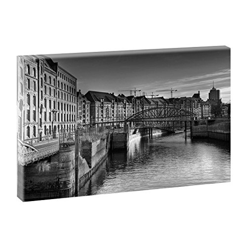 Hamburg - Speicherstadt | Panoramabild im XXL Format | Poster | Wandbild | Poster | Fotografie | Trendiger Kunstdruck auf Leinwand | Verschiedene Farben und Größen (100 cm x 65 cm, Schwarz-Weiß)